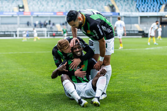 GAISs Richard Emeka Friday jublar med Julius Lindberg och Mervan Celik efter 1-0