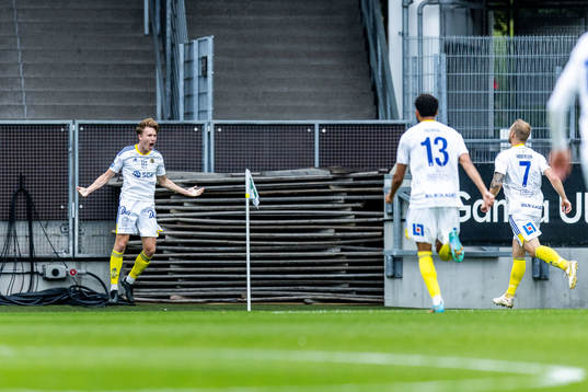 GIF Sundsvalls Marcus Burman jublar med lagkamrater efter 1-1