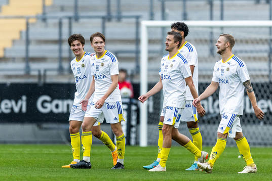 GIF Sundsvalls Marcus Burman jublar med lagkamrater efter 2-3