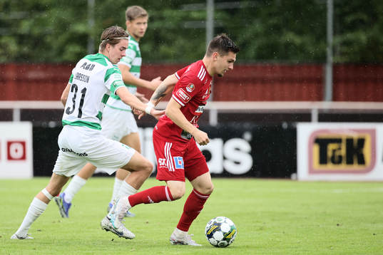 Skövde AIKs Isak Bjerkebo och Västerås SKs Max Larsson