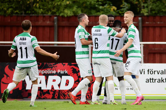 Västerås SKs Ibrahim Yalatif Diabaté jublar med lagkamrater efter 0-2