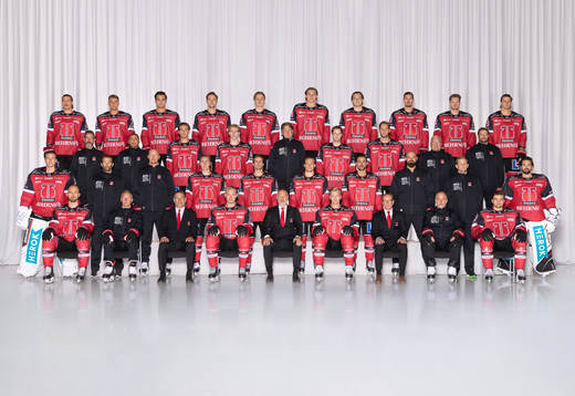  Hannes Björninen, Oliver Eklind, Axel Sundberg, Filip Berglund, Elias Pettersson, Milton Oscarson, Leo Carlsson, Emil Larsson, Linus Arnesson, Philip Holm. 3:e ledet från vänster: Fystränare Andreas Berglund, Kiropraktor Sam Masih, Samuel Johannesson, Jonathan Lekkerimäki, Läkare Ulf Nordström, Elias Ekström, Robin Norell, Läkare Bengt Hammas, Fystränare Mattias Mattsson. 2:a ledet från vänster: Jonas Arntzen, Materialförvaltare Emil Kåberg, Assisterande tränare Tobias Thermell, Robert Leino, Mathias Bromé, William Wikman, Ludvig Larsson, Målvaktstränare Kristoffer Ericson, Materialförvaltare Daniel Sandberg, Jhonas Enroth. Sittande från vänster: Rasmus Rissanen, Huvudtränare Johan Hedberg, General Manager Stefan Bengtzén, Christopher Mastomäki, VD Mikael Johansson, Gustav Backström, Sportchef Niklas Eriksson, Assisterande tränare Stefan Nyman, Glenn Gustafsson.