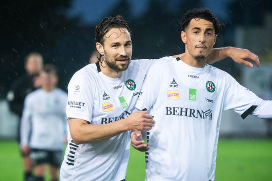 Örebros Kevin Walker och Elias Barsoum jublar