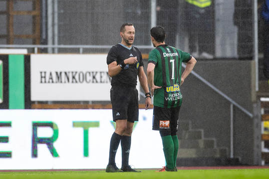 Domare Victor Wolf i diskussion med Varbergs Robin Tranberg