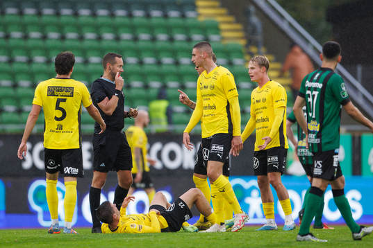 Domare Victor Wolf i diskussion med Mjällbys spelare