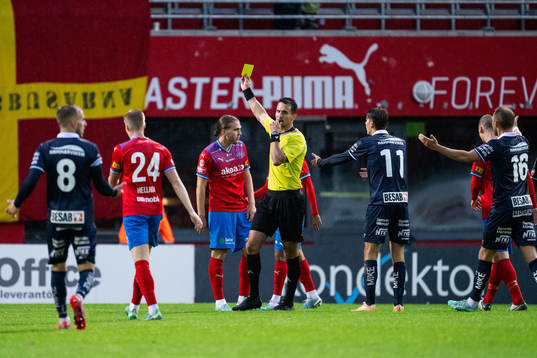 Helsingborgs Charlie Weberg tilldelas gult kort av Domare Adi Aganovic