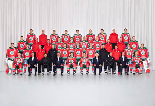  Erik Borg, Analytiker Erik Lignell, Linus Nässen, Max Lindroth, Isac Born, Linus Högberg, Pontus Johansson, Naprapat Martin Söderblom, David Edstrom. 3:e ledet från vänster: Tom Nilsson, läkare Baldur Thorolfsson, material Håkan Olofsson, Filip Hasa, Jere Innala, Mats Rosseli Olsen, Noah Hasa, rehabkoordinator Stina Hedin, Materialare Anders Fagerström, Otto Stenberg. 2:a ledet från vänster: Frederik Dichow, Linus Öberg, Läkare Kurt Anderson, Ass tränare Anders Burström, Malte Strömwall, Carl Klingberg, Gustav Rydahl, Målvaktstränare Peter Iversen, Fystränare Pär Edlund, Isac Heens, Lars Johansson. Sittande från vänster: Nicklas Lasu, Sportchef Fredrik Sjöström, Ass tränare Kristofer Näslund, Klubbdirektör Christian Lechtaler, Henrik Tömmernes, Max Friberg, Ordförande Mats Grauers, Huvudtränare Roger Rönnberg, Ass Sportchef Andreas West, Christian Folin.