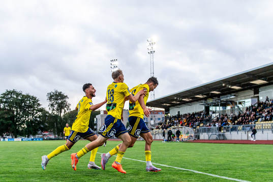 Ängelholms Assad Al Hamlawi jublar med lagkamrater efter 1-0