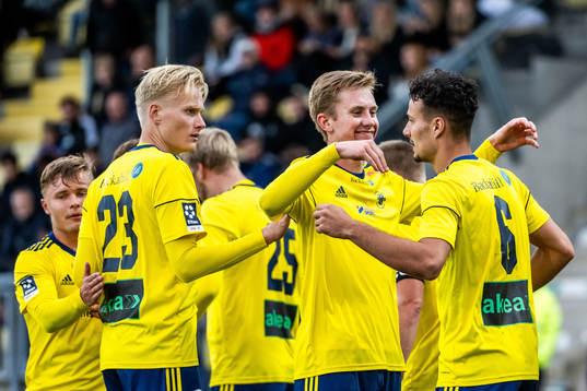 Ängelholms Assad Al Hamlawi jublar tillsammans med Filip Örnblom och Karl Gunnarsson efter 1-0