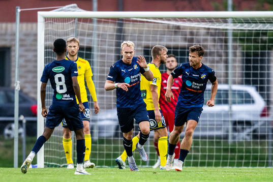 Eskilsminne IFs Josef Getachew, Robin Wendin Thomasson och Lucas Ohlander jublar efter 1-1