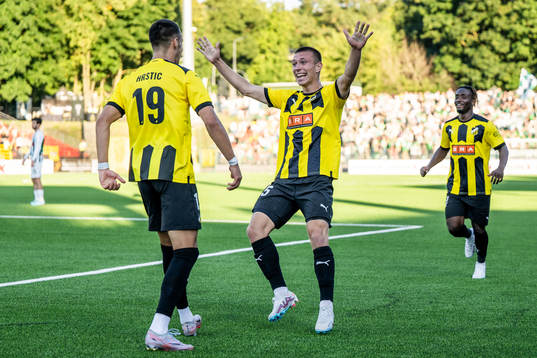 Srdjan Hrstic of Häcken celebrates with Kristoffer Lund Hansen and Ibrahim Sadiq of Häcken after 0-1