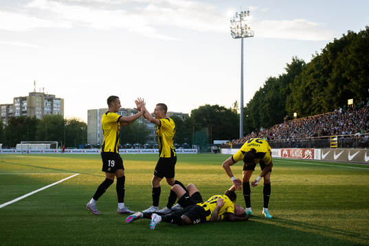 Mikkel Rygaard Jensen celebrates with Srdjan Hrstic, Kristoffer Lund Hansen, Ibrahim Sadiq and Amor Layouni after 0-3