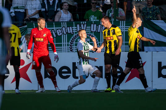 goalkeeper Peter Abrahamsson, Even Hovland and Kristoffer Lund Hansen of Häcken against Paulius Golubickas of Zalgiris Vilnius