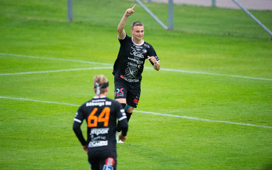 Karlskronas Hugo Lundqvist har gjort 0-1 och jublar i matchen i division 2 mellan IFK Hässleholm och FK Karlskrona, i Hässleholm 11 augusti 2023.