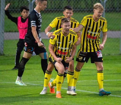 IFK Hässleholms Axel Henriksson jublar över en lyckad glidtackling i matchen i division 2 mellan IFK Hässleholm och FK Karlskrona, i Hässleholm 11 augusti 2023.