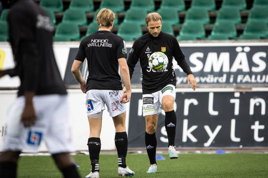 GAIS spelarna värmer upp innan fotbollsmatchen i
