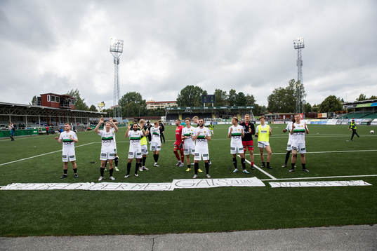 GAIS spelarna jublar efter segern 0-4