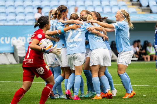 Malmö FFs Nova Rolfsson jublar med lagkamrater