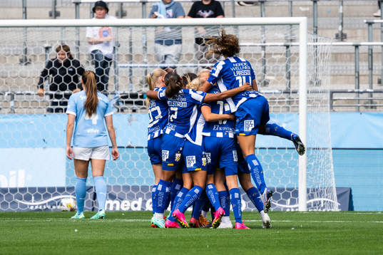 IFK Göteborgs Isabella Svanström jublar med lagkamrater