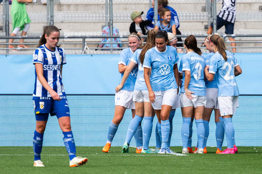 Malmö FFs Sarah Mellouk jublar med lagkamrater efter 5-1