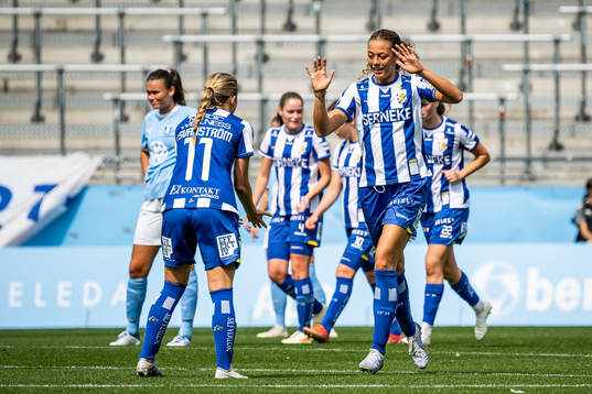 IFK Göteborgs Isabella Svanström jublar tillsammans med Malva Larsson efter 1-1