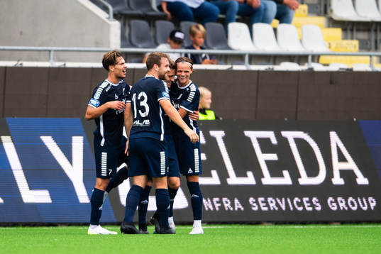 Utsiktens Erik Westermark jublar med lagkamrater efter 3-1