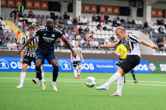 Landskronas Edvin Dahlqvist skjuter