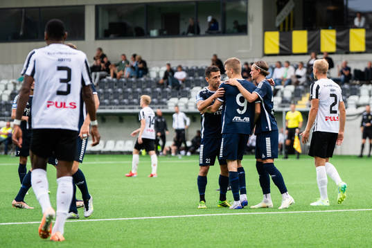 Utsiktens Lucas Hedlund jublar med lagkamrater efter 4-1