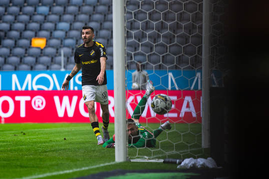 AIKs Ioannis Pittas och Brommapojkarnas målvakt Lucas Hägg Johansson när Erick Otieno (ej i bild) gör 1-1