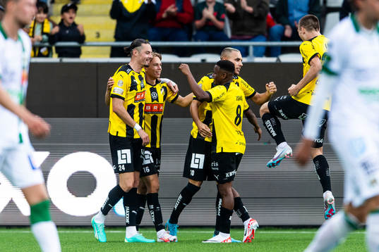 Häckens Ali Youssef jublar med lagkamrater efter 2-0