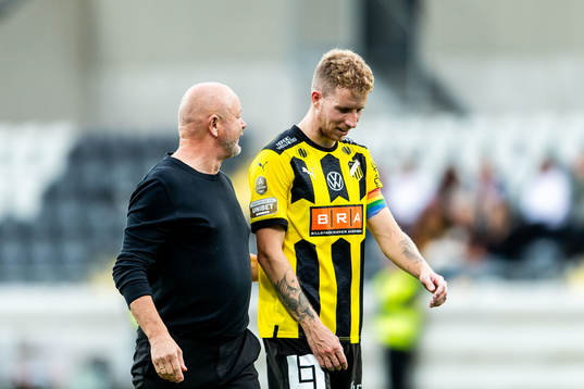 Häckens tränare Per-Mathias Høgmo och Samuel Gustafson jubölar