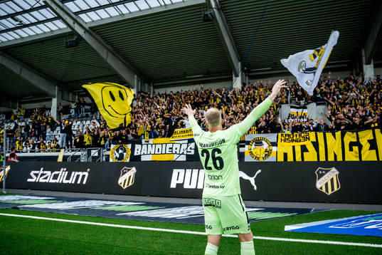Häckens målvakt Peter Abrahamsson jublar med supportrarna