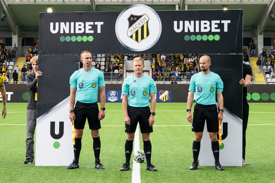 Domartrion bestående av assisterande domare Andreas Svensson , Domare Fredrik Klitte och assisterande domare Pär Leek