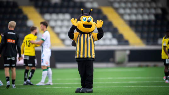 Häckens maskott Stickan jublar