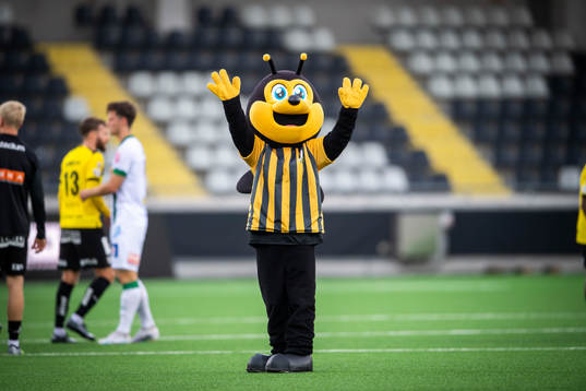 Häckens maskott Stickan jublar
