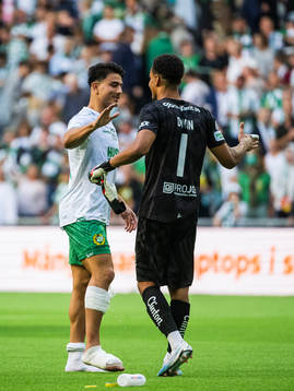 Hammarbys Jusef Erabi och målvakt Oliver Dovin jublar