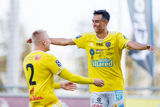 Falkenbergs Oliver Hintsa jublar efter 0-2 med Gabriel Johansson