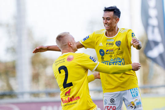 Falkenbergs Oliver Hintsa jublar efter 0-2 med Gabriel Johansson