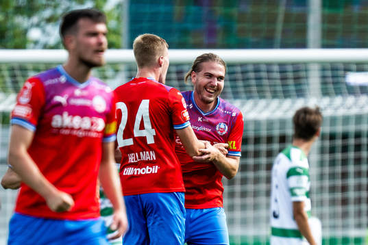 Helsingborgs Charlie Weberg jublar med lagkamrater efter 0-2