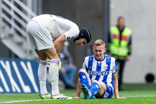 Djurgårdens målvakt Jacob Widell Zetterström och IFK Göteborgs Sebastian Ohlsson har ont