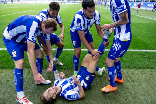 IFK Göteborgs Arbnor Mucolli har ont och jublar med lagkamrater efter 1-1