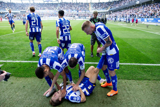 IFK Göteborgs Arbnor Mucolli har ont och jublar med lagkamrater efter 1-1