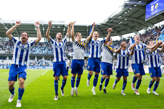 IFK Göteborgs spelare jublar och tackar publiken