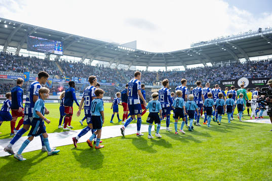 Spelarna på väg in för line up innan fotbollsmatchen i Allsvenskan mellan IFK Göteborg och Djurgården den 13 augusti 2023 i Göteborg. 