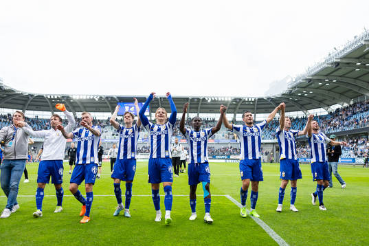 IFK Göteborgs spelare och ledare jublar och tackar publiken