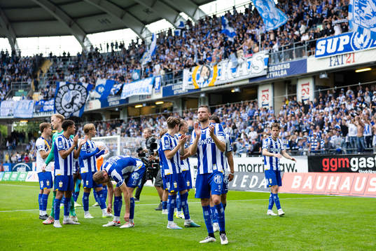 IFK Göteborgs spelare och ledare jublar och tackar publiken