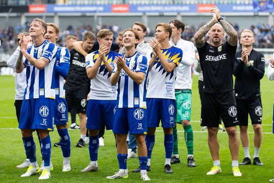IFK Göteborgs spelare och ledare jublar och tackar publiken