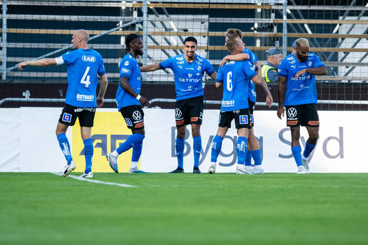 Halmstads Amir Al-Ammari jublar tillsammans med lagkamrater efter 1-0 