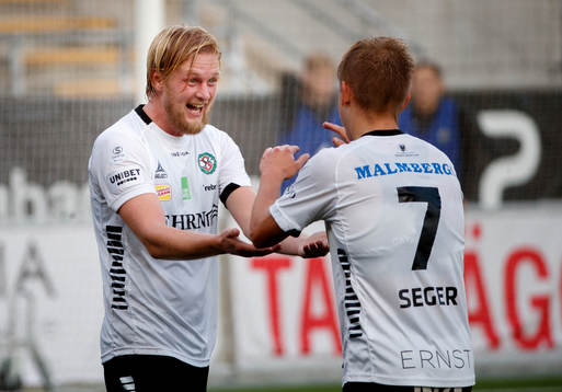 Örebros Kalle Holmberg jublar vid 2-0 med David Seger