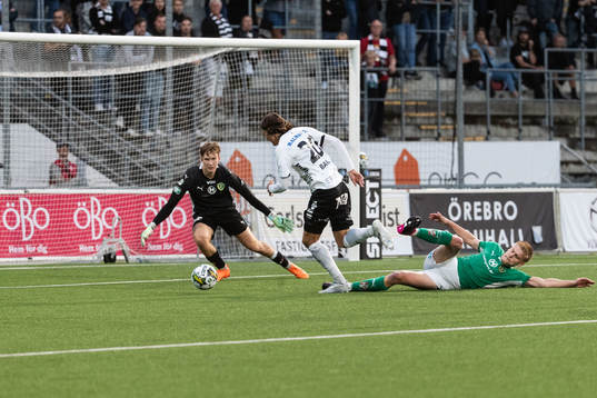 Örebros Adam Bark mot Jönköpings Södras målvakt David